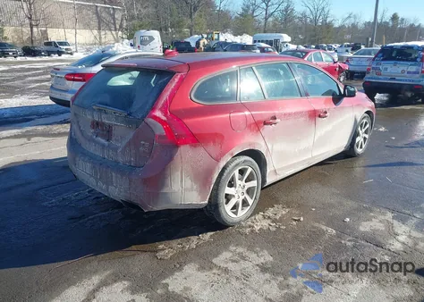 2015 Volvo V60 T5 z USA, uszkodzony, nr VIN YV1612SA6F1187976